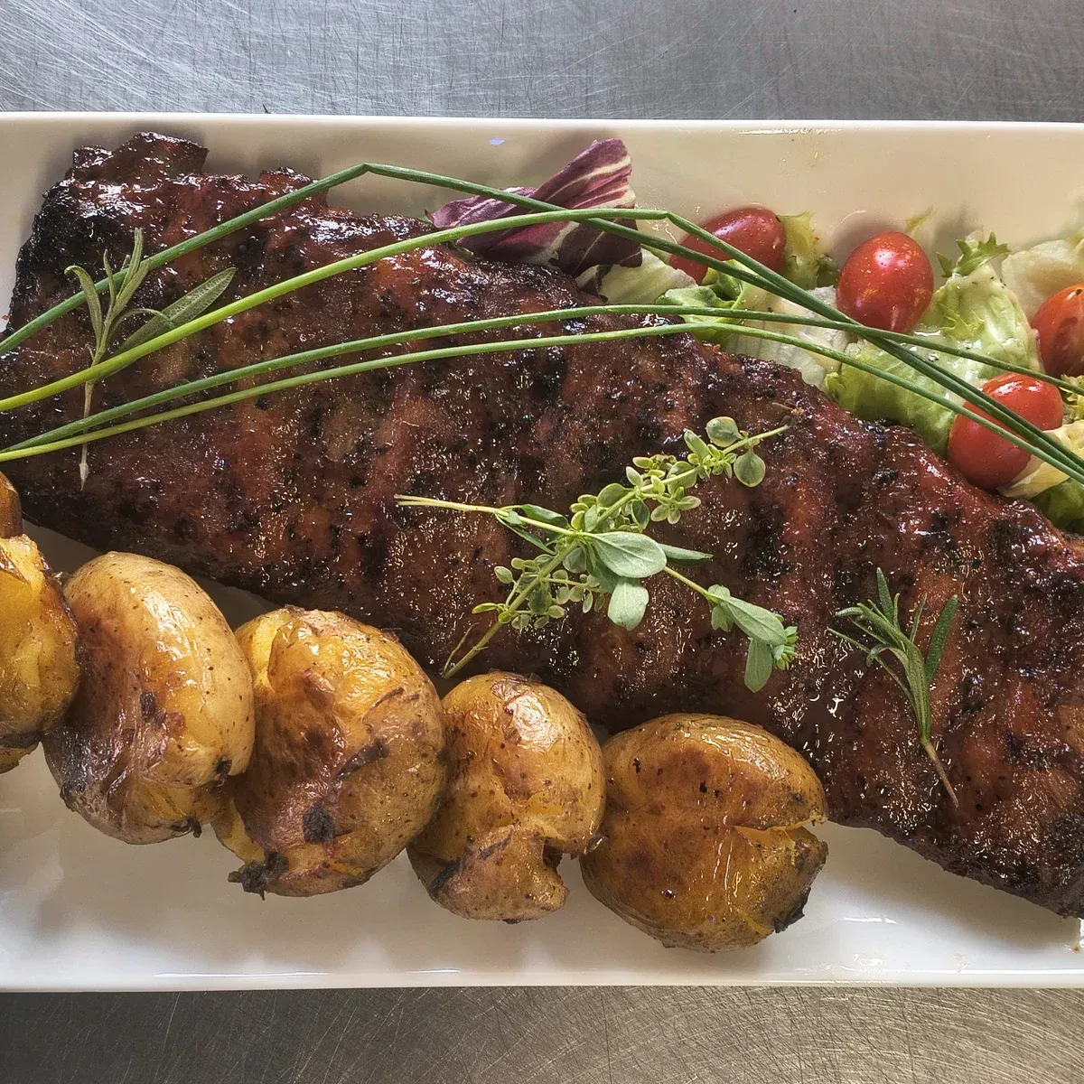 Żeberka w marynacie miodowej z pieczonymi ziemniaczkami w restauracji Szafirowy Zakątek